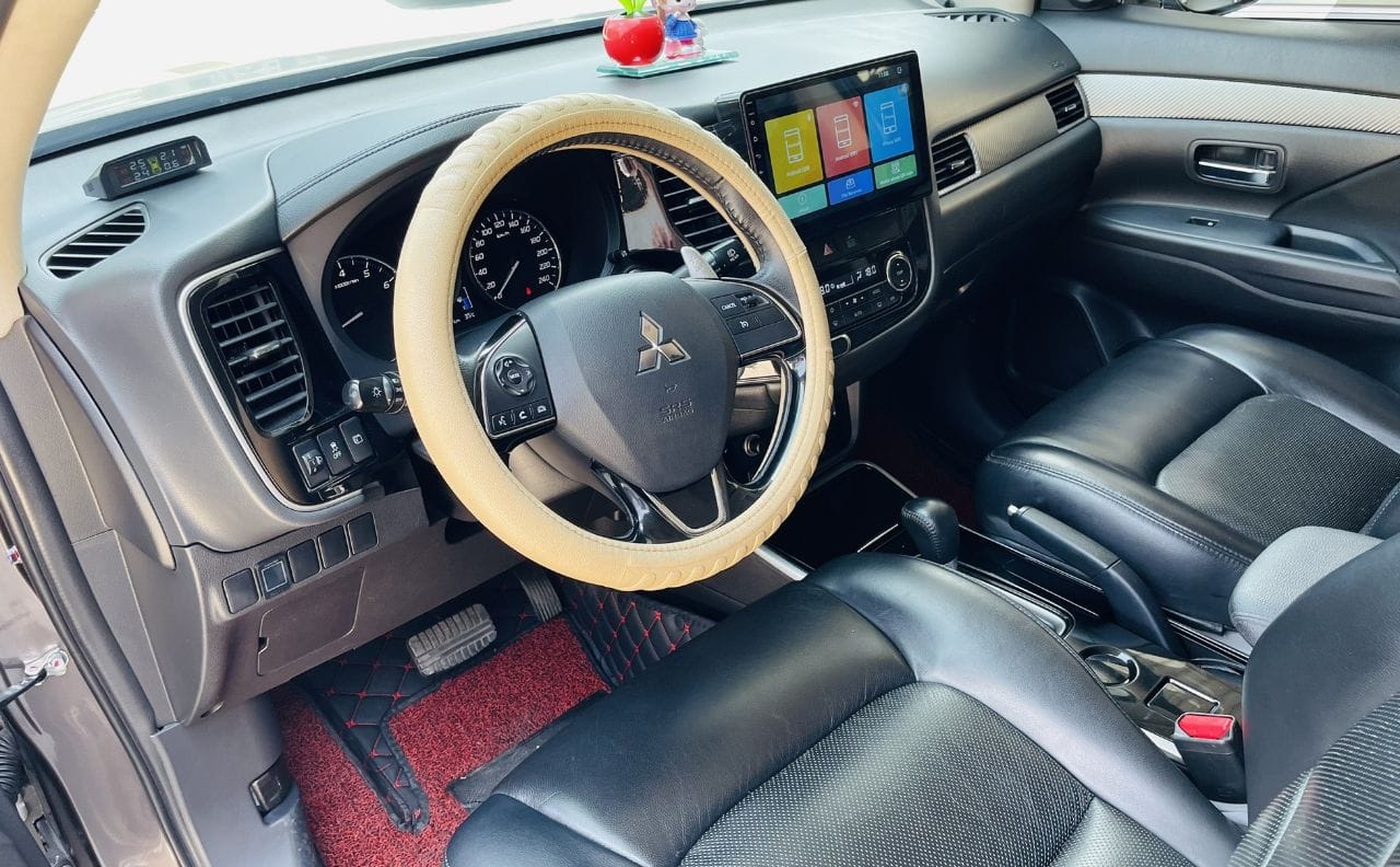 Mitsubishi Outlander CVT 20AT 2019 - Khoang lai